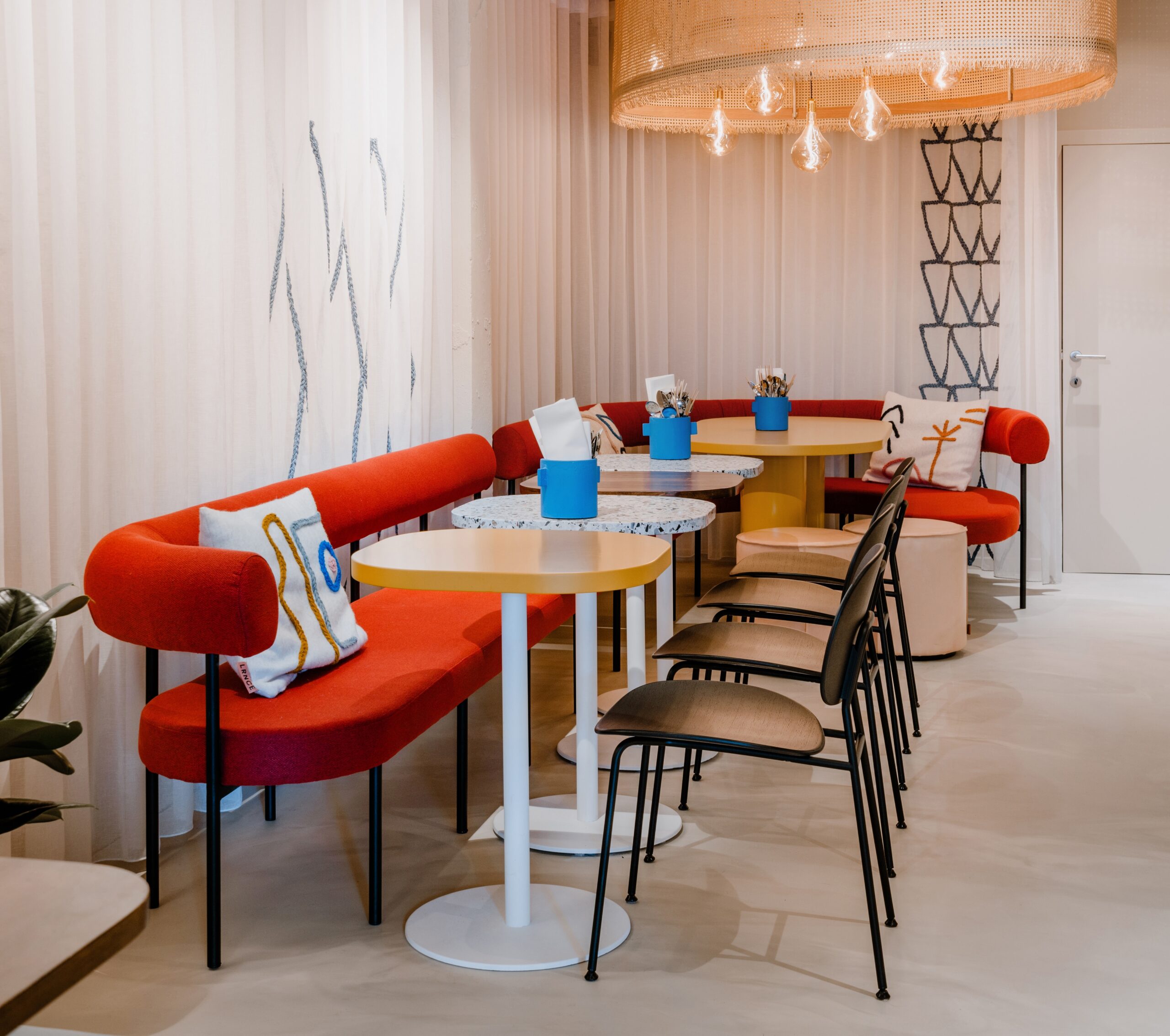 Restaurant Totaalprojecten Totaalinrichting Vintage Velours Velvet Fauteuil Project Evolution Design Meubelen Stoel Krukken Grijs wit zwart moderne meubelen design hoekzetel leder salons loungezetel stof grijze stof